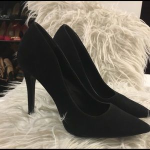 Black Pumps